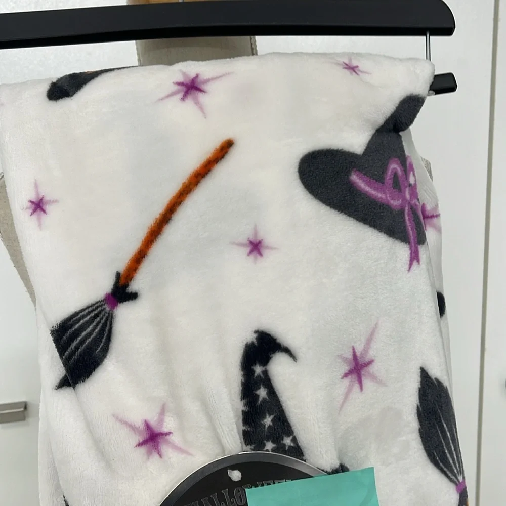 Halloween White/Black/Purple Witch Hats/Brooms/Stars QUEEN Throw Blanket
